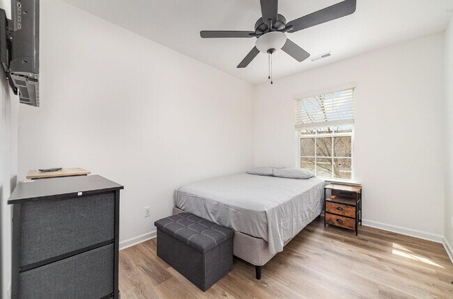 Building Photo - Comfortable & cozy Charlotte Townhouse 10 min from uptown