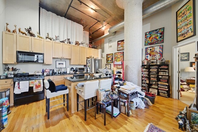 Building Photo - 758 N Larrabee St