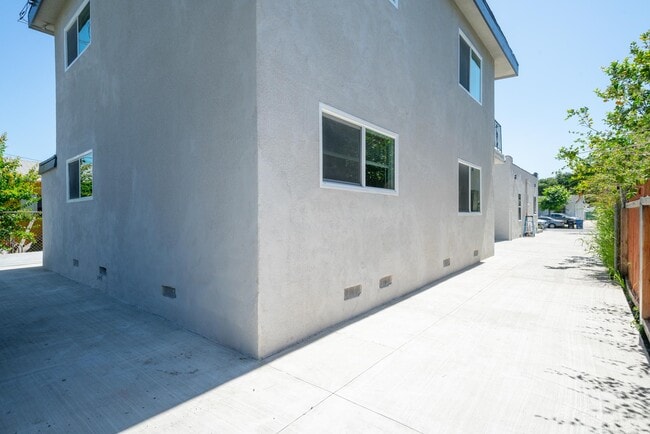 Building Photo - 2325 1/2 S Sycamore Ave