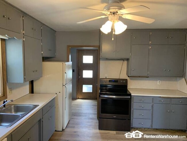Building Photo - Beautifully Remodeled SFH in Plato Availab...