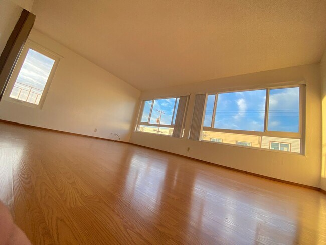 Building Photo - 262Price