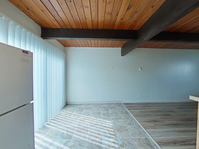 Building Photo - 2 Bedroom Apartment ~ Close to 9th Street