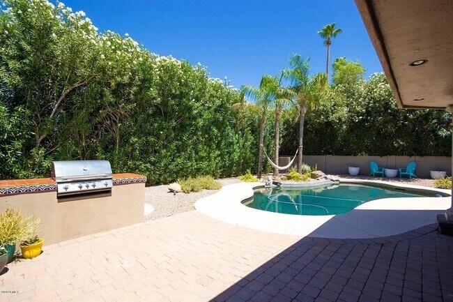 Building Photo - 8070 E Vía Bonita