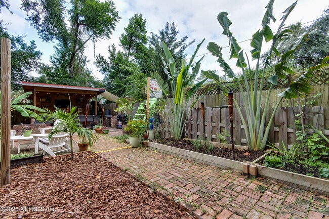 Building Photo - 115 W 2nd St