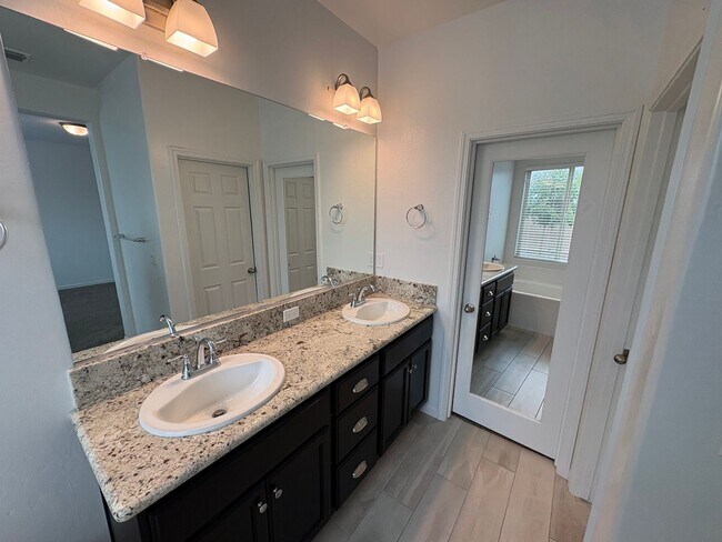 Building Photo - NW Visalia Home For Rent! Close to sports park & shopping centers!