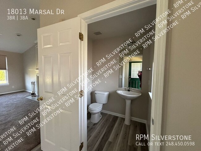 Building Photo - Super Clean, Beautiful Rental, Cream of th...