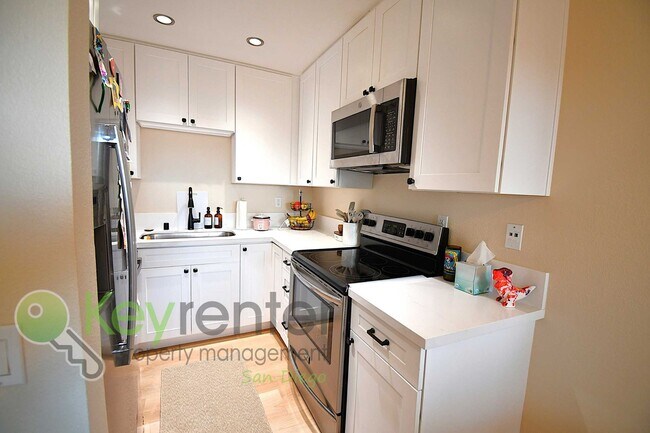 Building Photo - End-Unit Newly Remodeled Townhome in Clair...