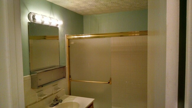 Building Photo - Renovated 2BR/1BA Condo – Prime UTK Location!