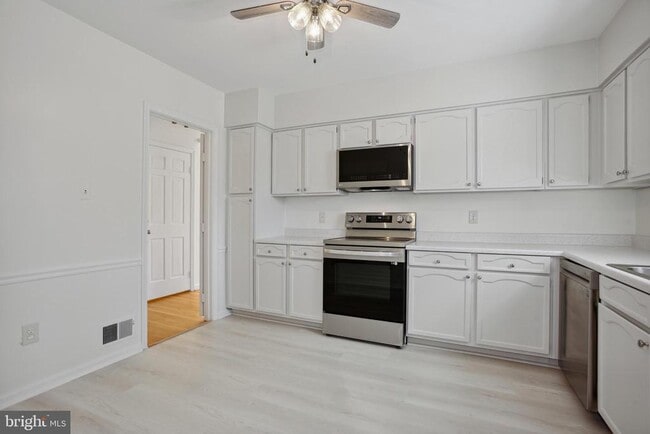 Building Photo - 6815 Melrose Dr