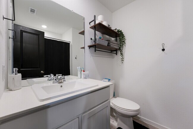 Building Photo - "NO RENT UNTIL SEP 1! Charming 4-Bedroom Oasis with 2 Full Baths in Converse - 1500 Sq Ft of Comf...