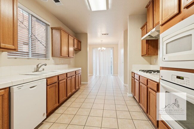 Building Photo - Spacious Two Story Home in Prime Northwest Fresno Location!