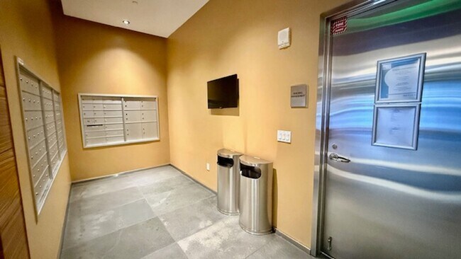 Building Photo - 2BR 2BA @ The BLU in SOMA/South Beach -AMSI