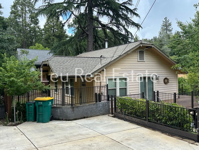 Primary Photo - 920 Hillcrest St