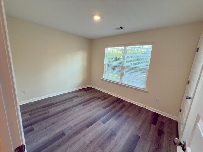 Building Photo - 613 Pershing Dr