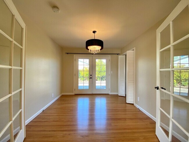 Building Photo - Centrally Located Three Bedroom North Napa Home