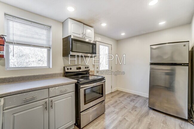 Building Photo - 3246 Linwood Ave