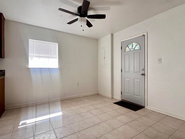 Building Photo - 809 Briandav St