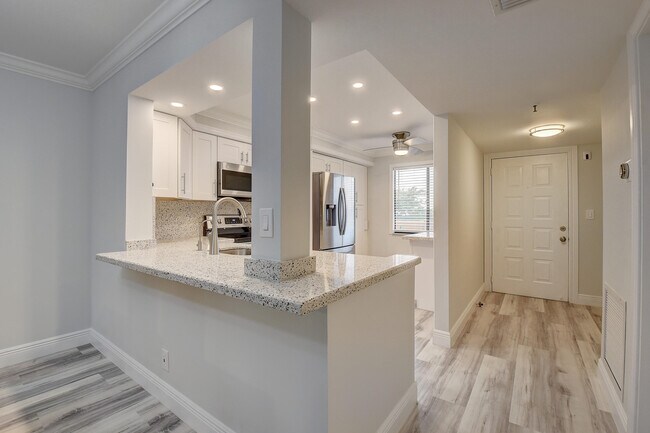 Building Photo - 7076 Huntington Ln