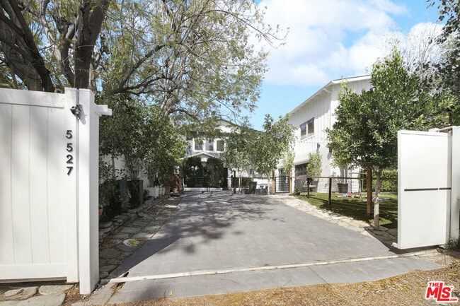 Primary Photo - 5527 Columbus Ave