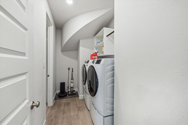 Building Photo - 9823 Magnolia Ests Ln