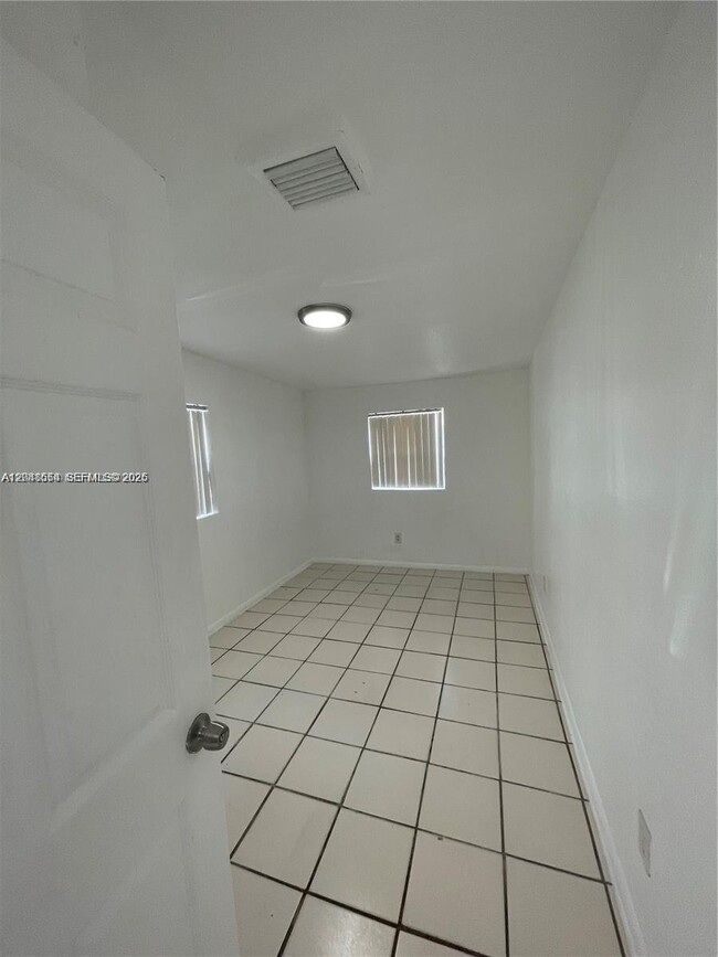 Building Photo - 2435 Plunkett St