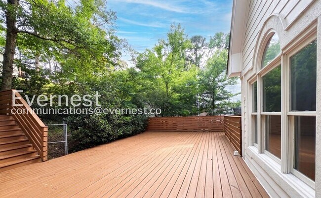 Building Photo - 3 Bed/2.5 Bath Home with Off-Street Parking / Pet-Friendly / Available Now!
