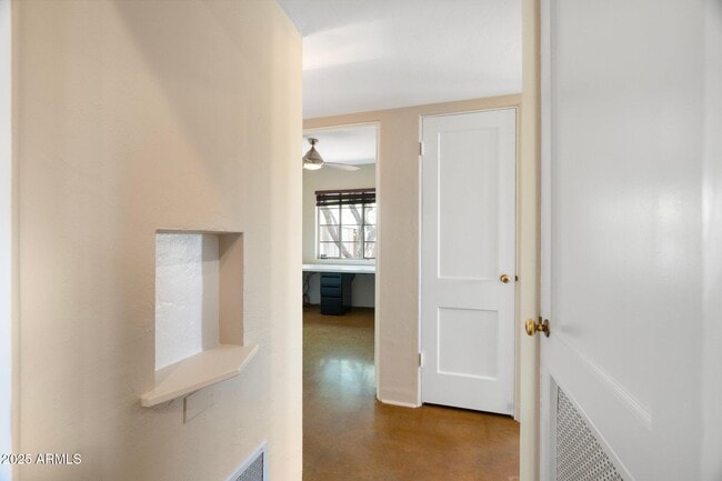 Building Photo - 2434 E Pinchot Ave