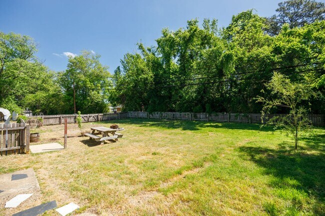 Building Photo - Beautiful 2 Bedroom Corner Lot Property Near Forest Hill Ave ***Available May 2026***