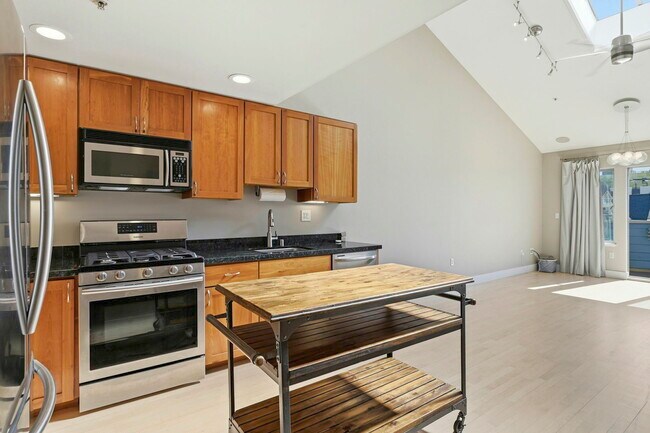 Building Photo - 588 S Van Ness Ave