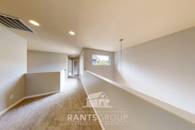 Building Photo - Stylish 3-Bedroom Townhome in Great West Olympia Location
