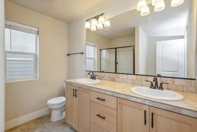 Building Photo - Bright, clean 3-bdrm/2.5-bath home in Beth...