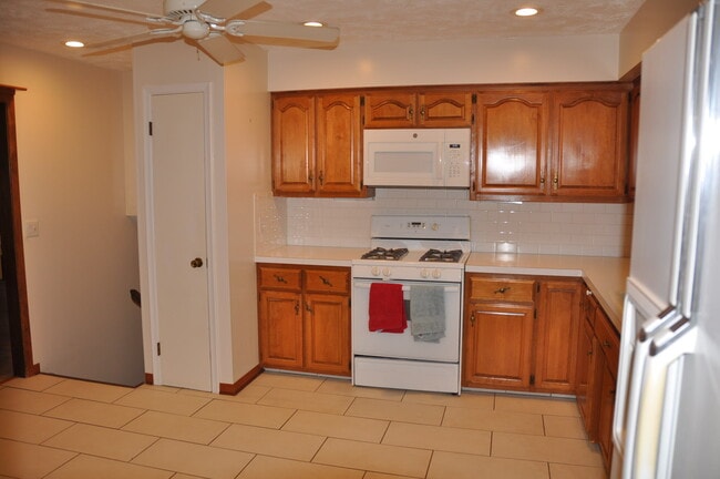 Building Photo - 836 S 131st St