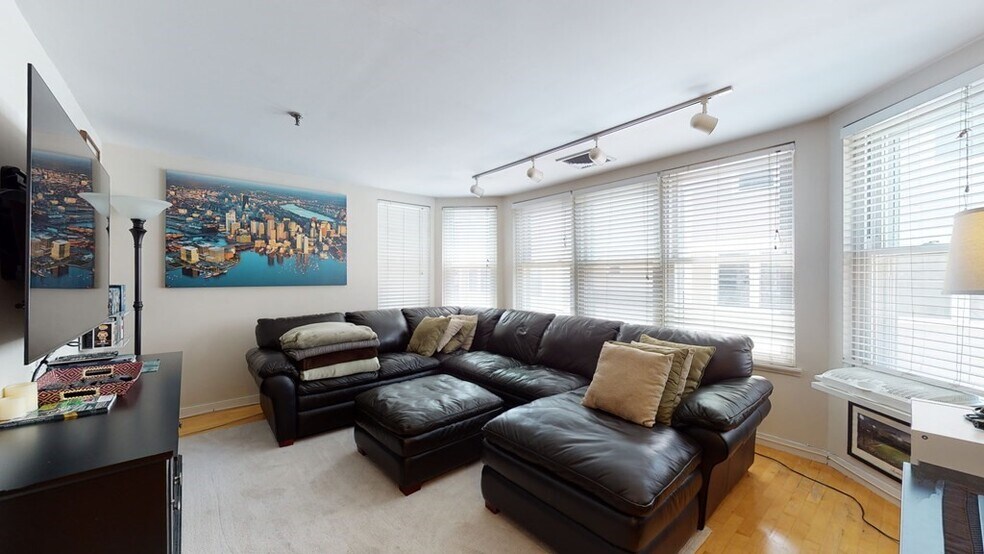 Primary Photo - 130 Tudor St