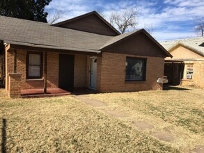 Building Photo - Very cute 2 Bedroom 1 Bath with Bonus Room.