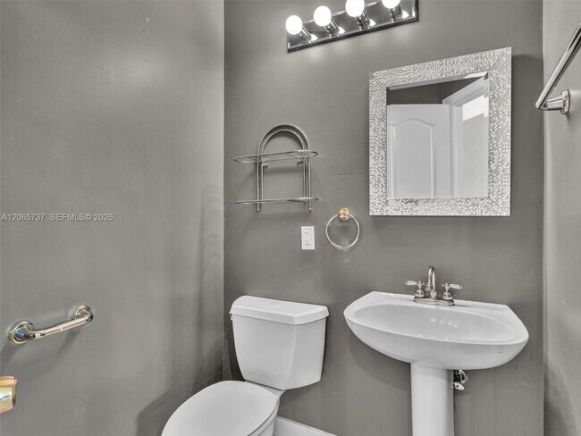 Building Photo - 11335 Lakeshore Dr
