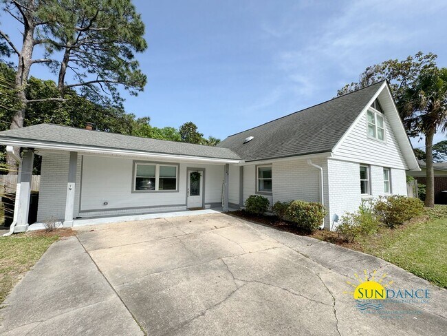 Building Photo - Stunning 3 Bedroom Home near Hurlburt Fiel...