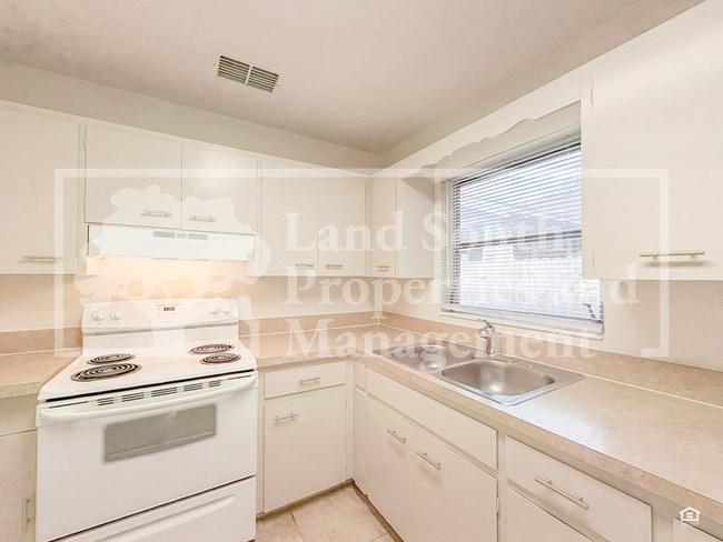 Building Photo - 738 Park Hill Ave