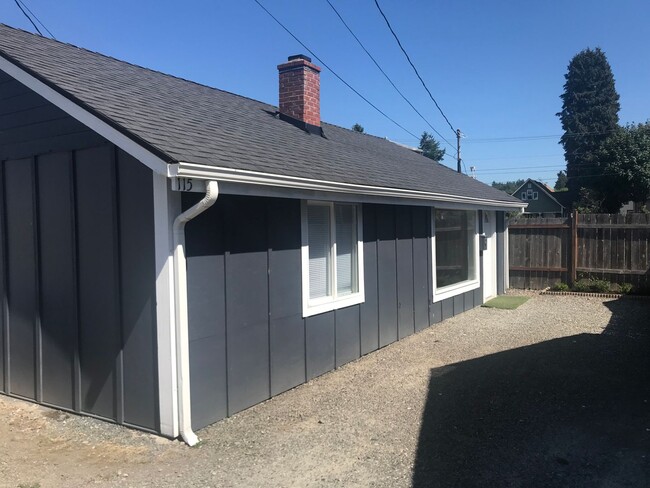Building Photo - For Rent: Charming 2 Bed 1 Bath Home in th...