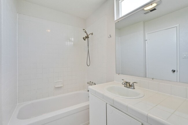 Building Photo - Spacious 3 Bedroom 2 Bath Home with 2 Car Garage and Central Air Conditioning