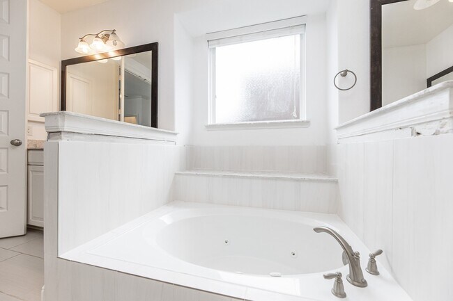 Building Photo - 25514 Kearsley Dr