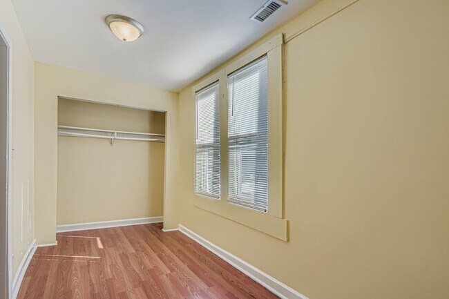Building Photo - 6327 N Francisco Ave