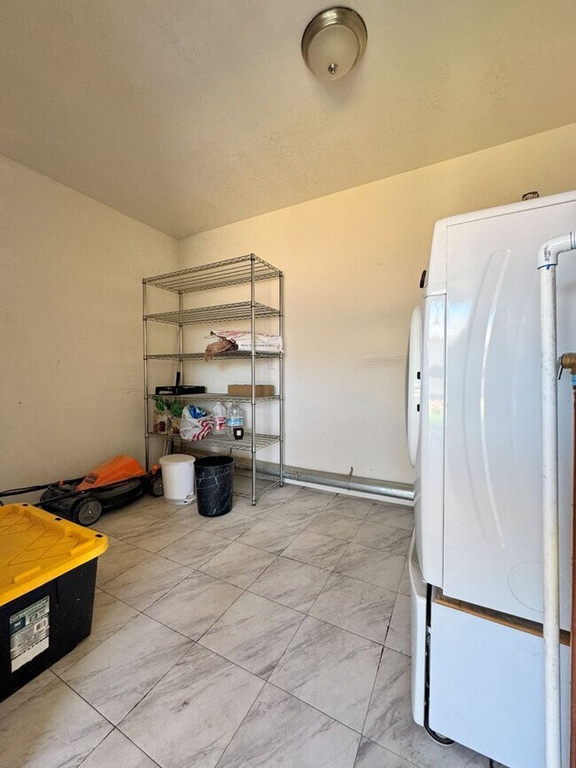 Building Photo - REMODELED 4 BEDROOM HOME WITH HUGE YARD, C...