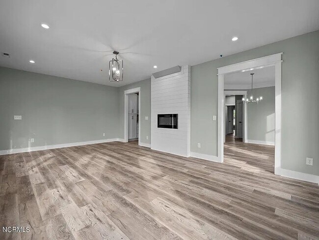 Building Photo - Beautiful New 4 Bedroom, 3 full bath plus ...