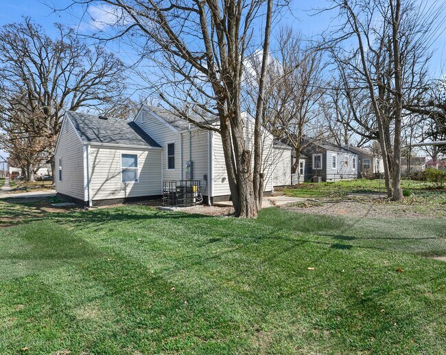 Building Photo - Springfield 4 Bed Rental | Fully Remodeled | Corner Lot