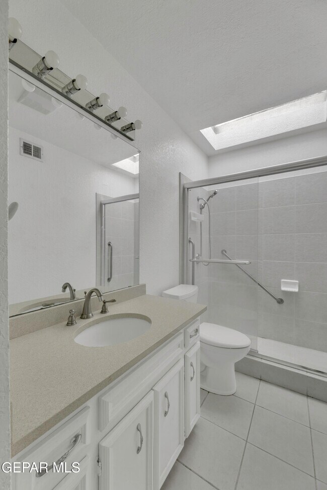 Building Photo - 620 Lakeway Dr