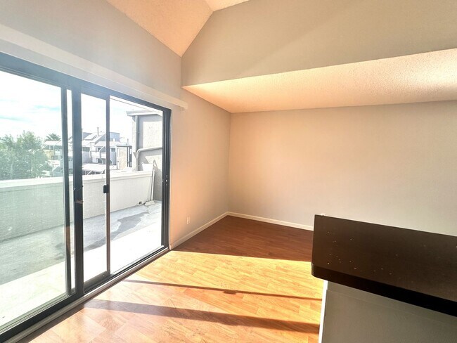 Building Photo - BEAUTIFUL TOP FLOOR  1 BED 1 BATH CONDO W/...