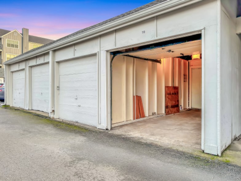 Building Photo - 405 NE 85th St