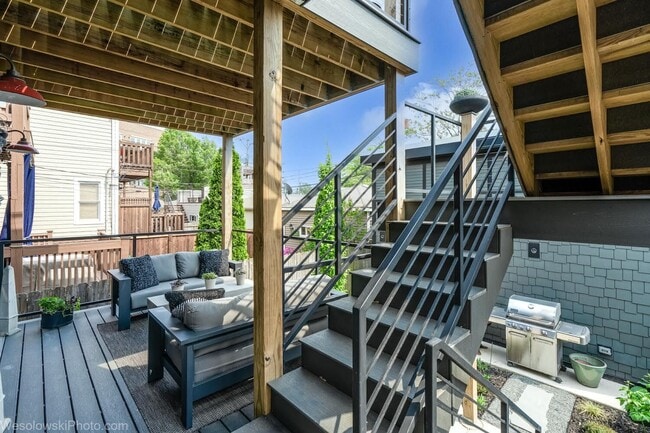 Building Photo - 2041 W Cuyler Ave