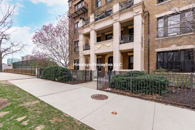 Building Photo - 448 Park Dr