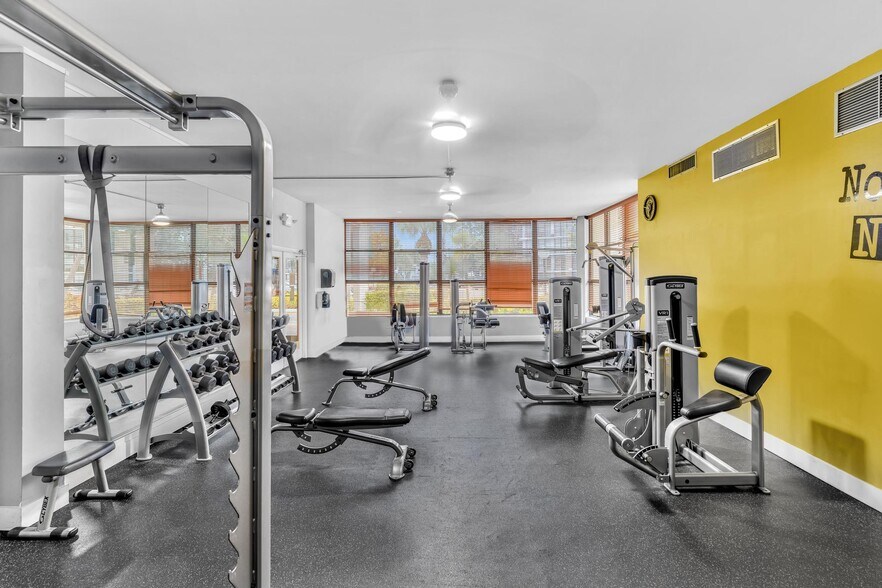 Building Photo - 1000 Parkview Dr